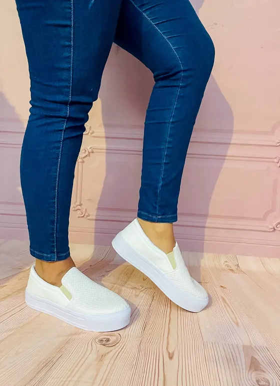 Slip-on Trançado Branco em uso