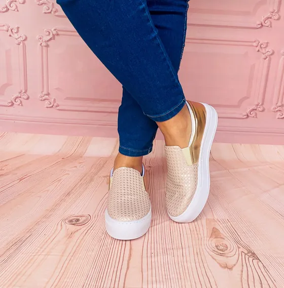Slip-on Trançado Champagne sendo usado