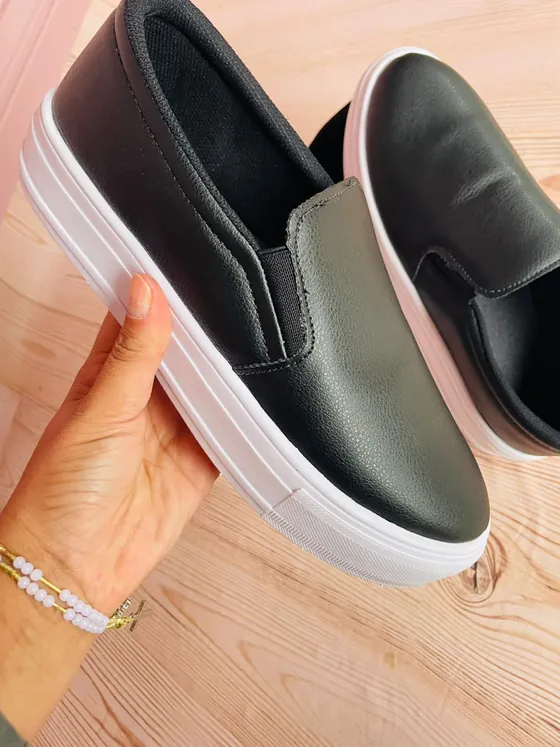 Slip-on Preto na mão